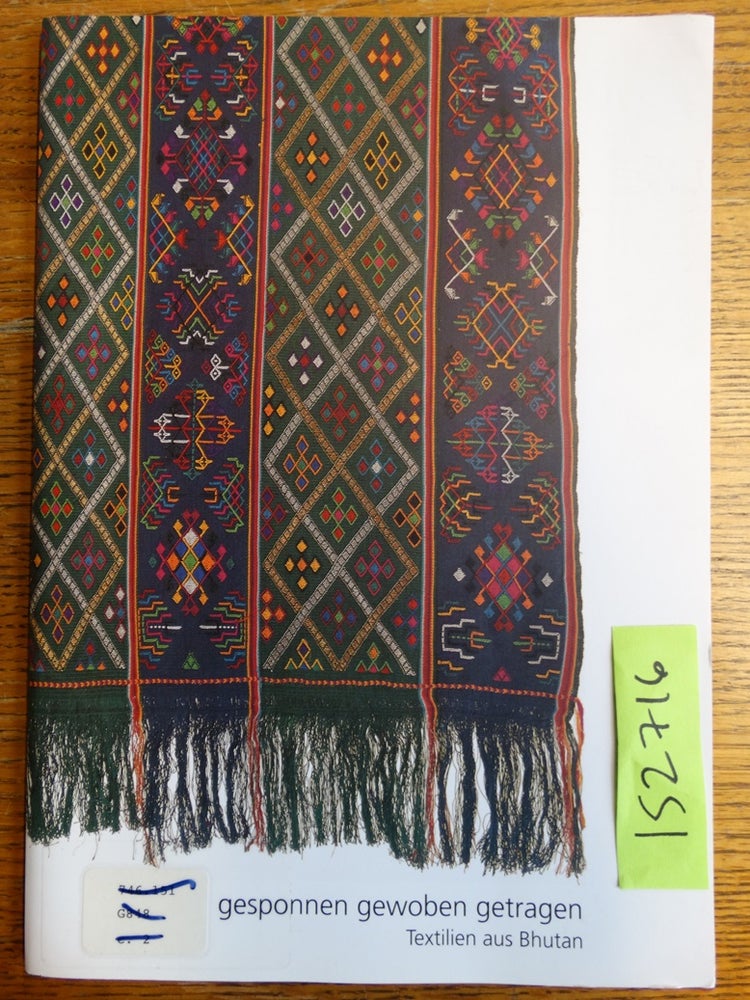 Item #152716 Gesponnen, Gewoben, Getragen: Textilien aus Bhutan. Groeder. Sisamme.