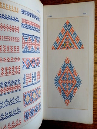 Osztyak Himzesek. I szines Fenykep es 4 Fenykep Hasonmasaval es 31 Tabla Szines Konyomattal = Ostjakische Stickereien. Mit der Reproduktion einer Autochrom-Photographie, von 4 Photographien und 31 farbigen Lithographien