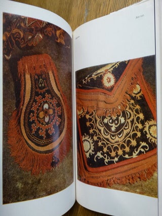 Narodnye Sokrovitsa Kyrgyzyi = Folk Treasures of Kyrgyz