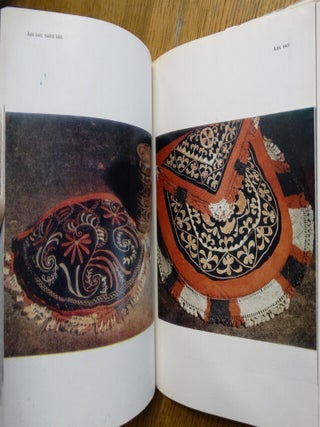 Narodnye Sokrovitsa Kyrgyzyi = Folk Treasures of Kyrgyz
