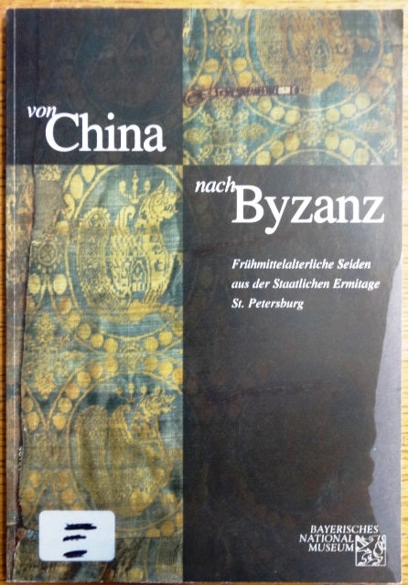 Item #154183 Von China nach Byzanz: Frühmittelalterliche Seiden aus der Staatlichen Ermitage Sankt Petersburg. Anna A. Ierusalimskaja, Birgitt Borkopp.