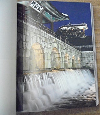 Wisdom of the earth : Korean architecture (A Homage to Korean Architecture-Wisdom of the Earth) - Two Volumes, Book and DVD