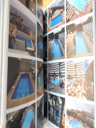 All Inclusive: Die Welt des Tourismus = A Tourist World