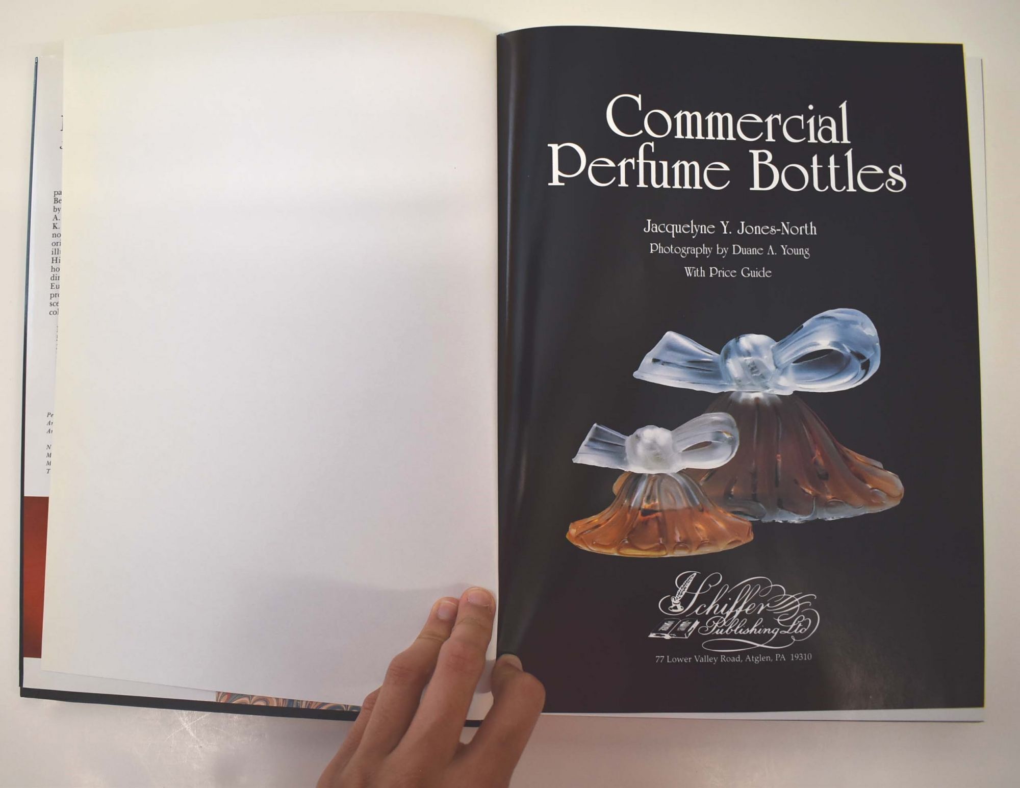Commercial Perfume Bottles アンティーク香水瓶写真集 Commercial Perfume Bottles | Jacquelyne Y. Jones-North | Third