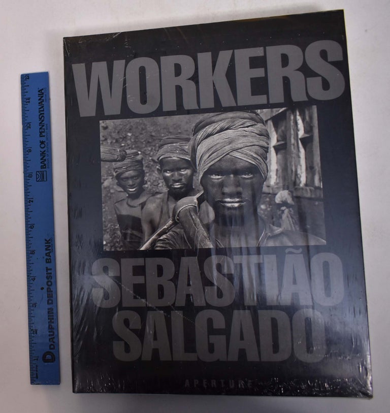 Item #168591 Workers: An Archaeology of the Industrial Age. Eric Nepomuceno, Leila Wanick Salgado.