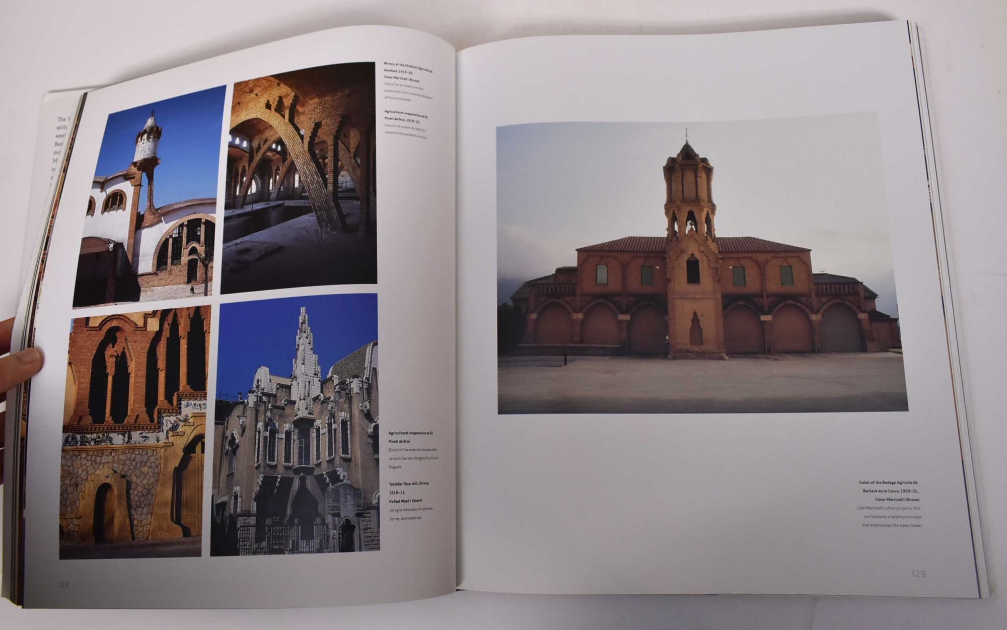 【中古】Barcelona modernisme route／Antoni Capilla i Mart〓nez(著)、Institut Municipal delPaisatge Urb〓 i la Qualitat deVida (翻訳)、他 Modernismo: Architecture and Design in Catalonia | Francesc Cabana