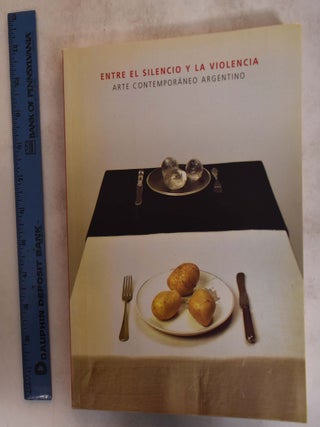 Item #174923 Entre el silencio y la violencia: arte contemporáneo argentino. Mercedes Casanegra,...
