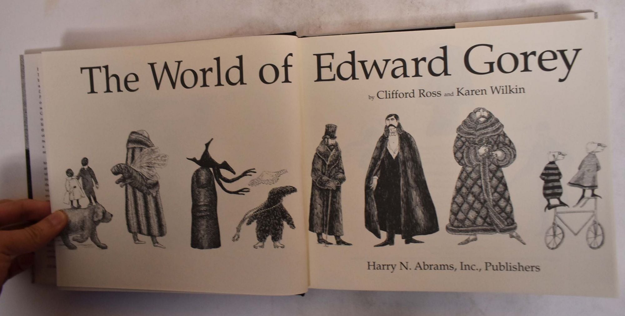 絵本作家・エドワード・ゴーリーの世界 英語 ハードカバー 中型本 - 洋書