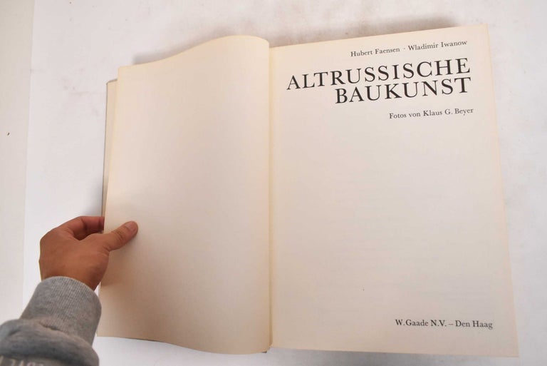 Item #183789 Altrussische Baukunst. Hubert Faensen, Wladmir Iwanow, Klaus G. Beyer.